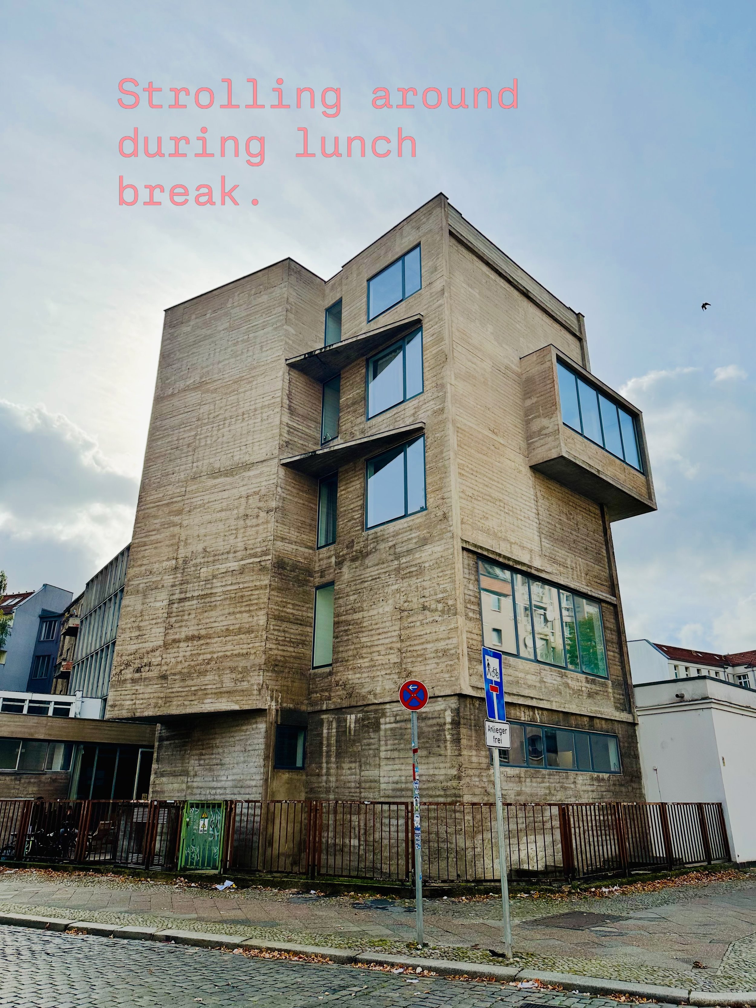 Today during lunch time I went for a little walk with a friend! Exploring the hood.
Definitely a perfect lunch place- check it out if you do not know it! @exrotaprint.every.day #hagedorninteriorarchitecture #innenarchitekturberlin #interiorarchitectu