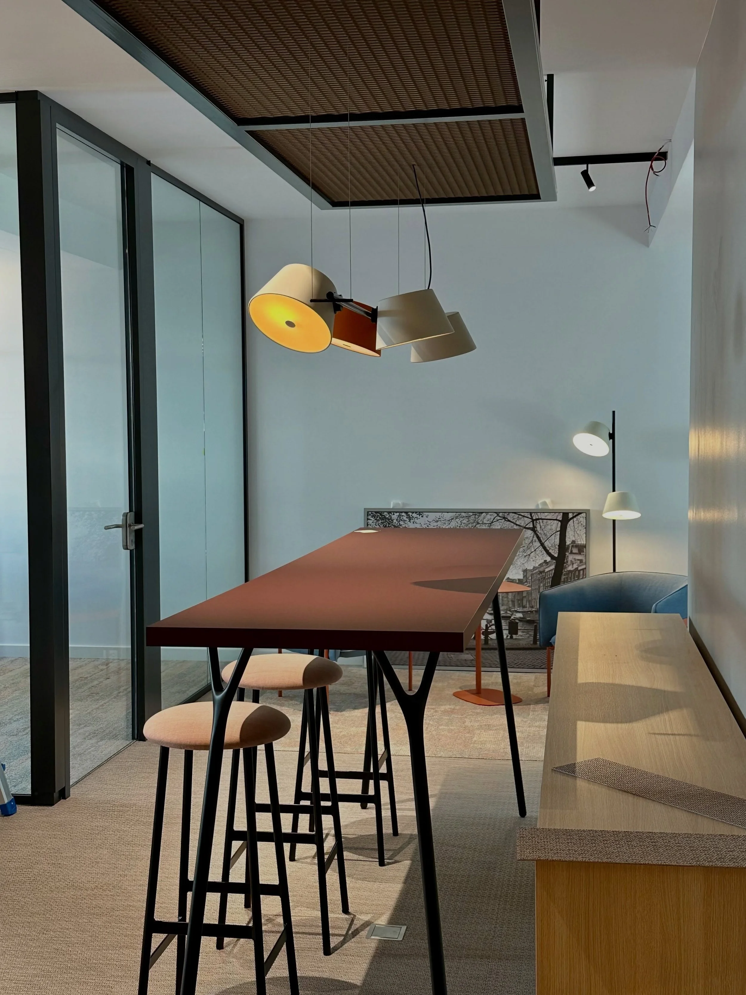 From wish to reality. ☕

In a workshop with our client, the team&rsquo;s biggest wish was clear: a place for informal conversations, a shared lunch, or just a good cup of coffee.

So we created exactly that. A space to pause, connect and exchange ide