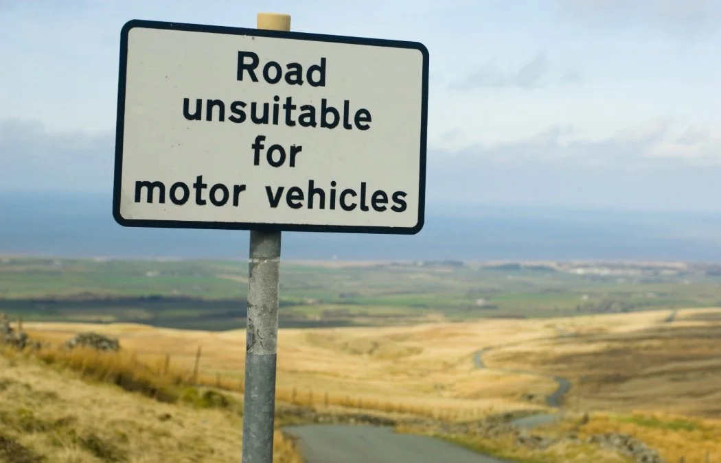 a 'road unsuitable for motor vehicle' sign