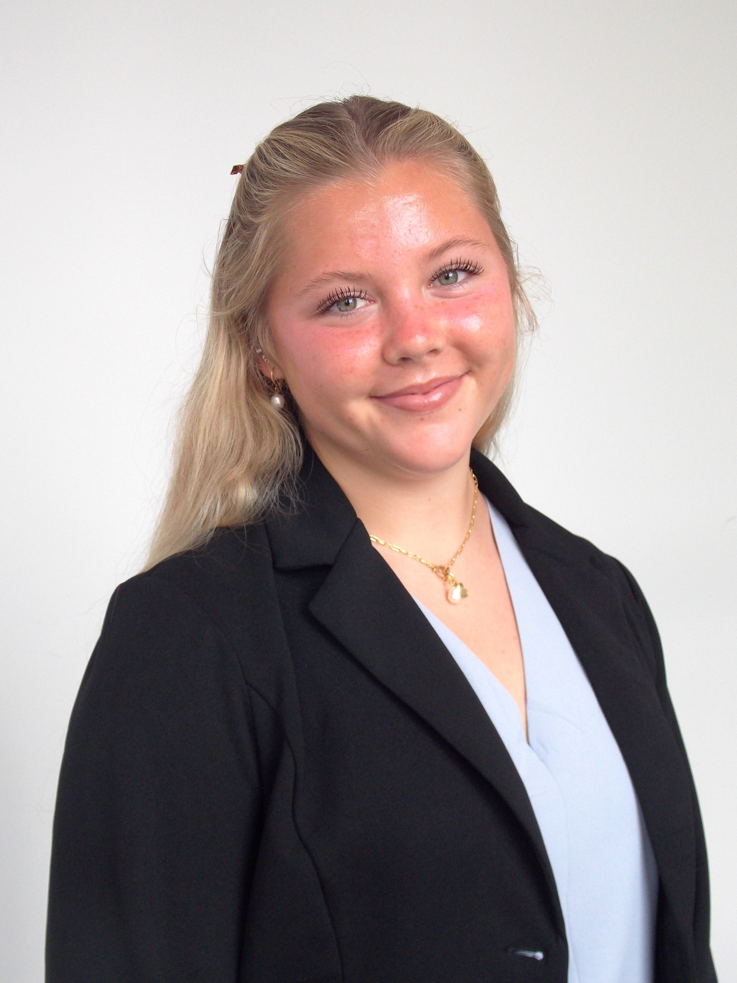 LINDSAY CHAPMAN, ASSOCIATE