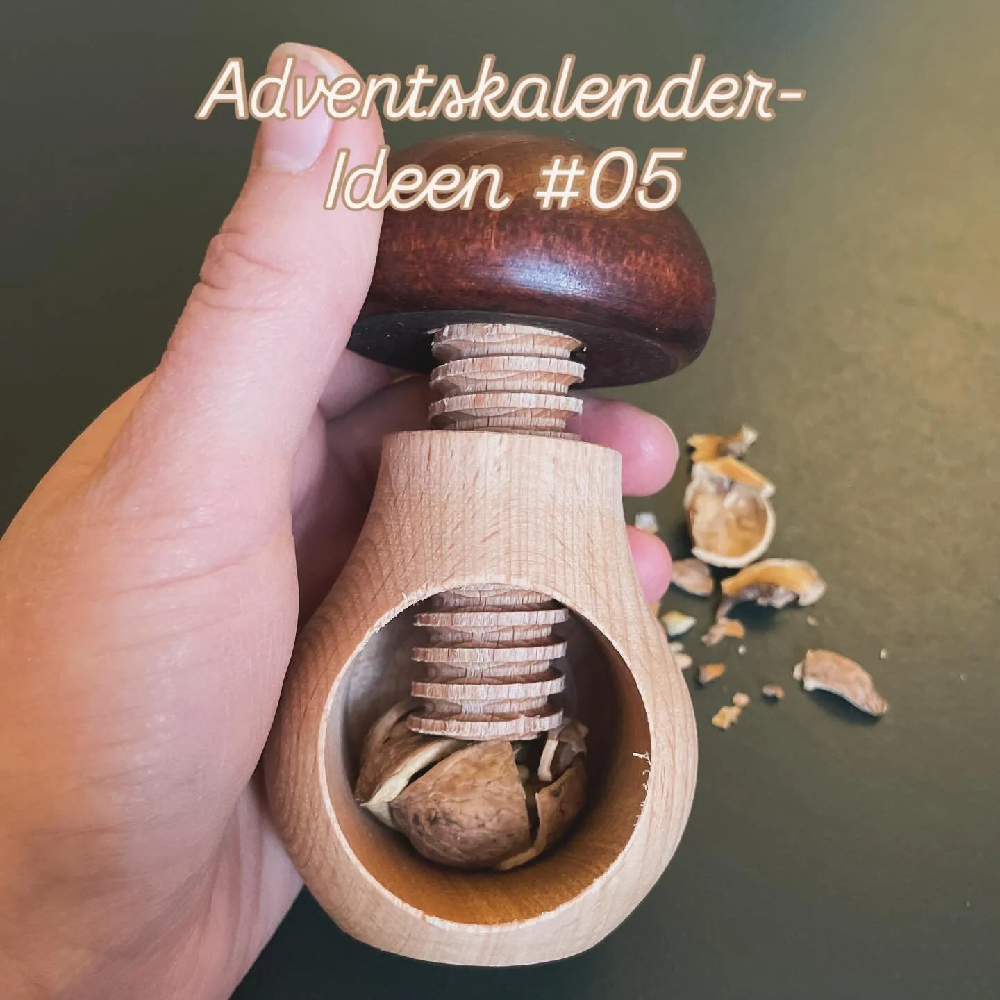 Zum Knacken, der im Herbst gesammelten N&uuml;sse, eignet sich dieser bezaubernde Nussknacker nicht nur f&uuml;r Erwachsene. Auch schon Kindern gelingt durch die leichte Drehbewegung das Knacken der harten Walnussschale! 🍄&zwj;🟫🌰

💡 Tipp: der for