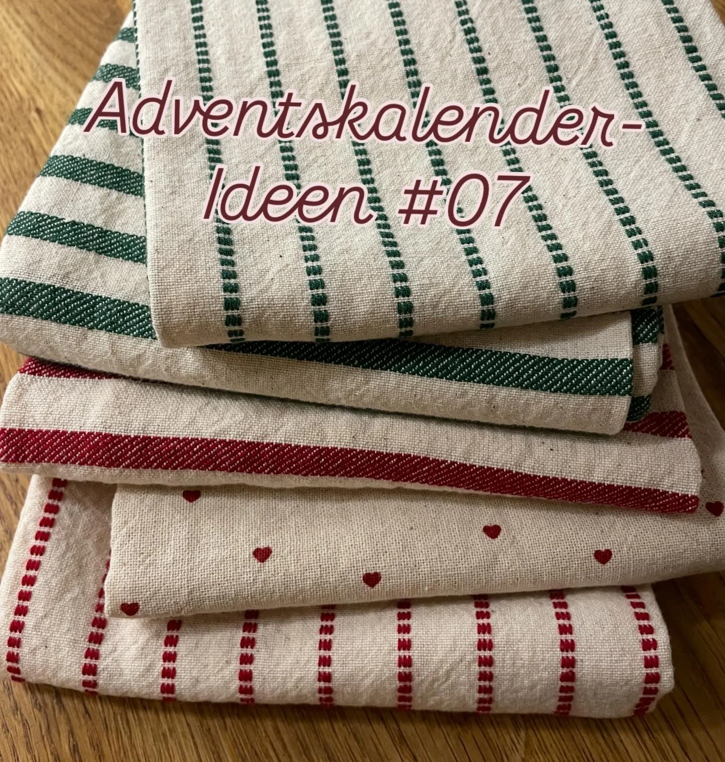 Ein Geschirrtuch f&uuml;r den Adventskalender? JAA, eins, das nicht nur gut abtrocknet, sondern die K&uuml;che schm&uuml;ckt! 🌲✨

#adventskalenderideen #adventskalender #adventskalenderf&uuml;llung #advent #weihnachten #weihnachtsgeschenke #fachgesc