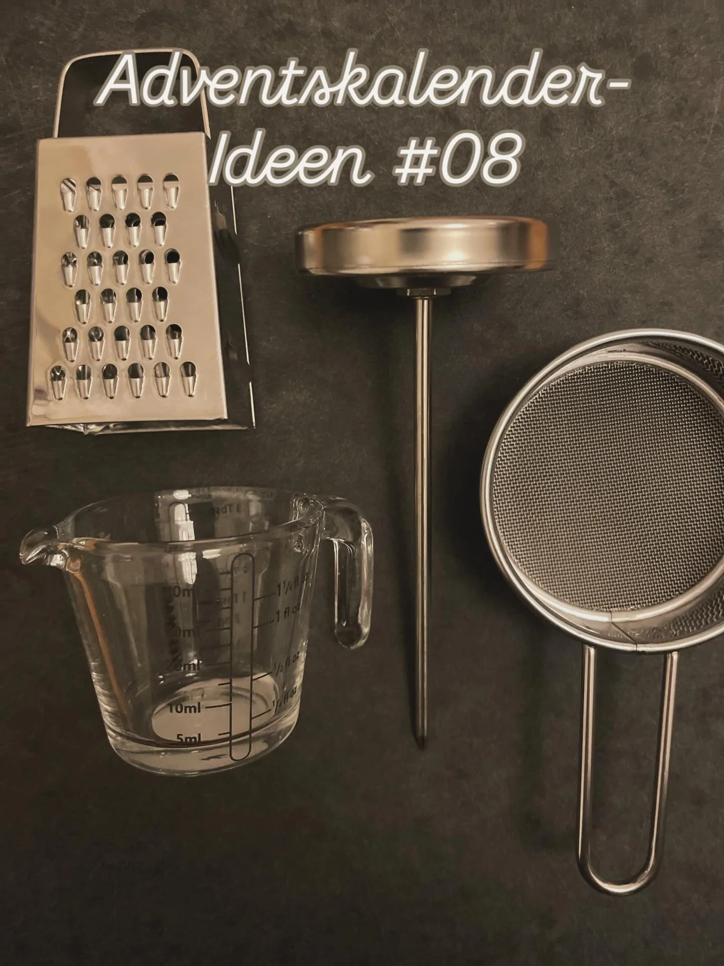 Kleine K&uuml;chenhelfer 🧑🏼&zwj;🍳🍳 f&uuml;r deinen Adventskalender&hellip;

&hellip; ein Bratenthermometer
&hellip; ein handliches Sieb
&hellip; ein Mini-Messbecher
&hellip; eine kleine Reibe

Diese oder weitere kleine K&uuml;chenhelfer findest d