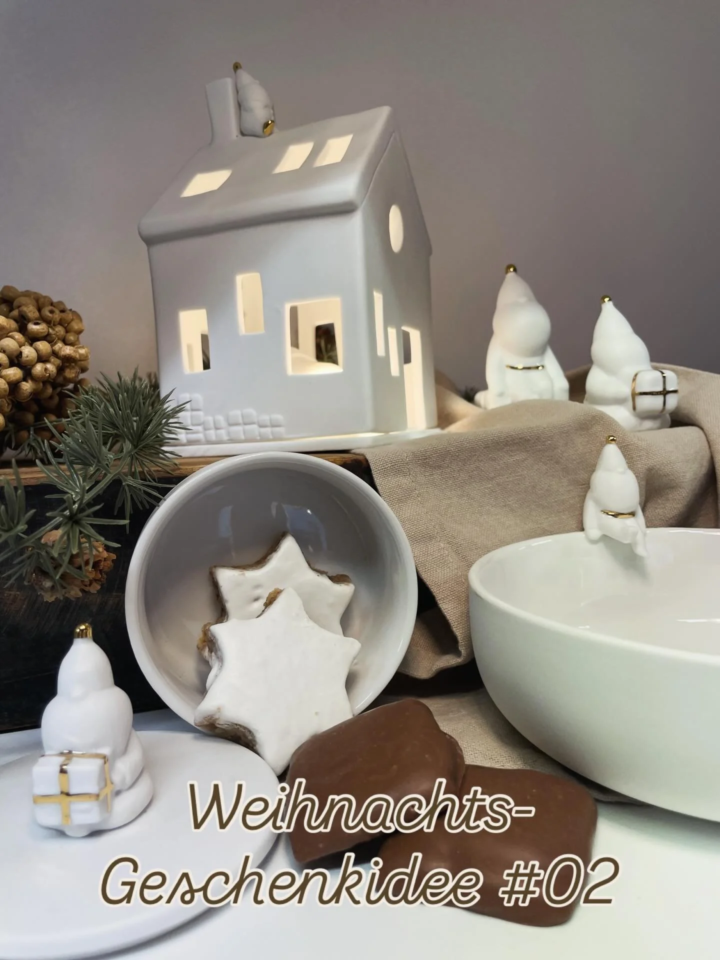 Geschenkidee #02 

Die Santa-Kollektion 🎅🏼🎄von @raeder_designstories bringt sofort Weihnachtszauber ins Zuhause:

⭐️ ein zart leuchtendes Lichthaus, mit besonderem Detail 🎅🏼
⭐️ eine Dose f&uuml;r kleine &Uuml;berraschungen oder festlich verpackt