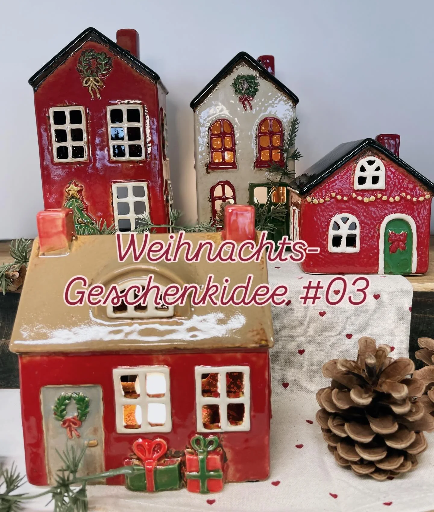 Geschenkidee #03

Die zauberhaft bunten Weihnachts-Lichth&auml;user von @iblaursen sorgen mit ihrem warmen Licht sofort f&uuml;r Weihnachtszauber! Jedes H&auml;uschen ist ein kleines Kunstwerk, das einzeln dekoriert oder als kleine, leuchtende Winter