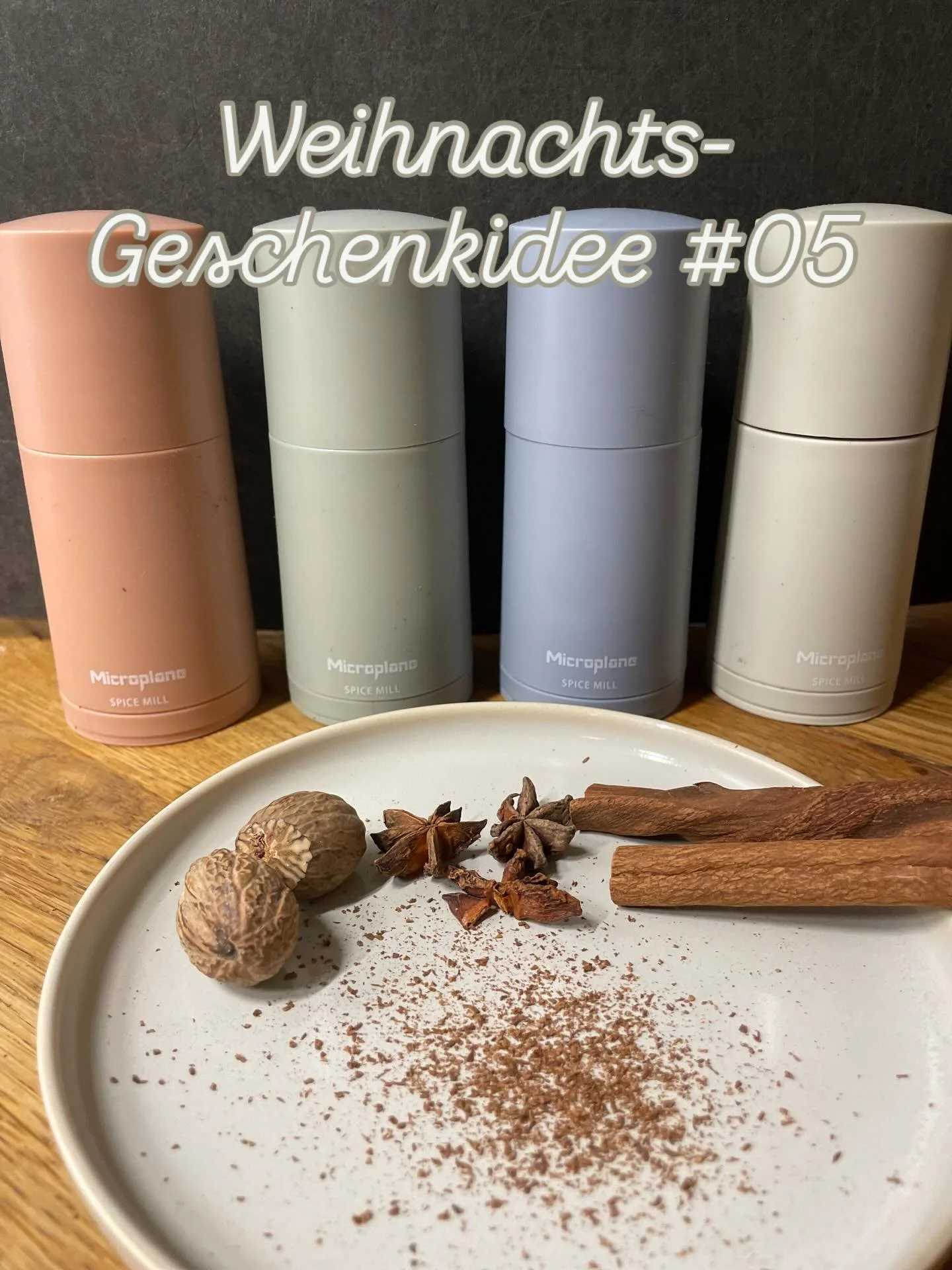 Geschenkidee #05

Die Spice Mill von @microplaneintl zaubert aus harten Gew&uuml;rzen, wie Muskatnuss und Zimtstangen feinsten Duft und Geschmack. 👃🏼😋

Weshalb wir sie lieben: 
⭐️ photoge&auml;tzte, rasiermesserscharfe Edelstahlklingen
⭐️ kompakt,