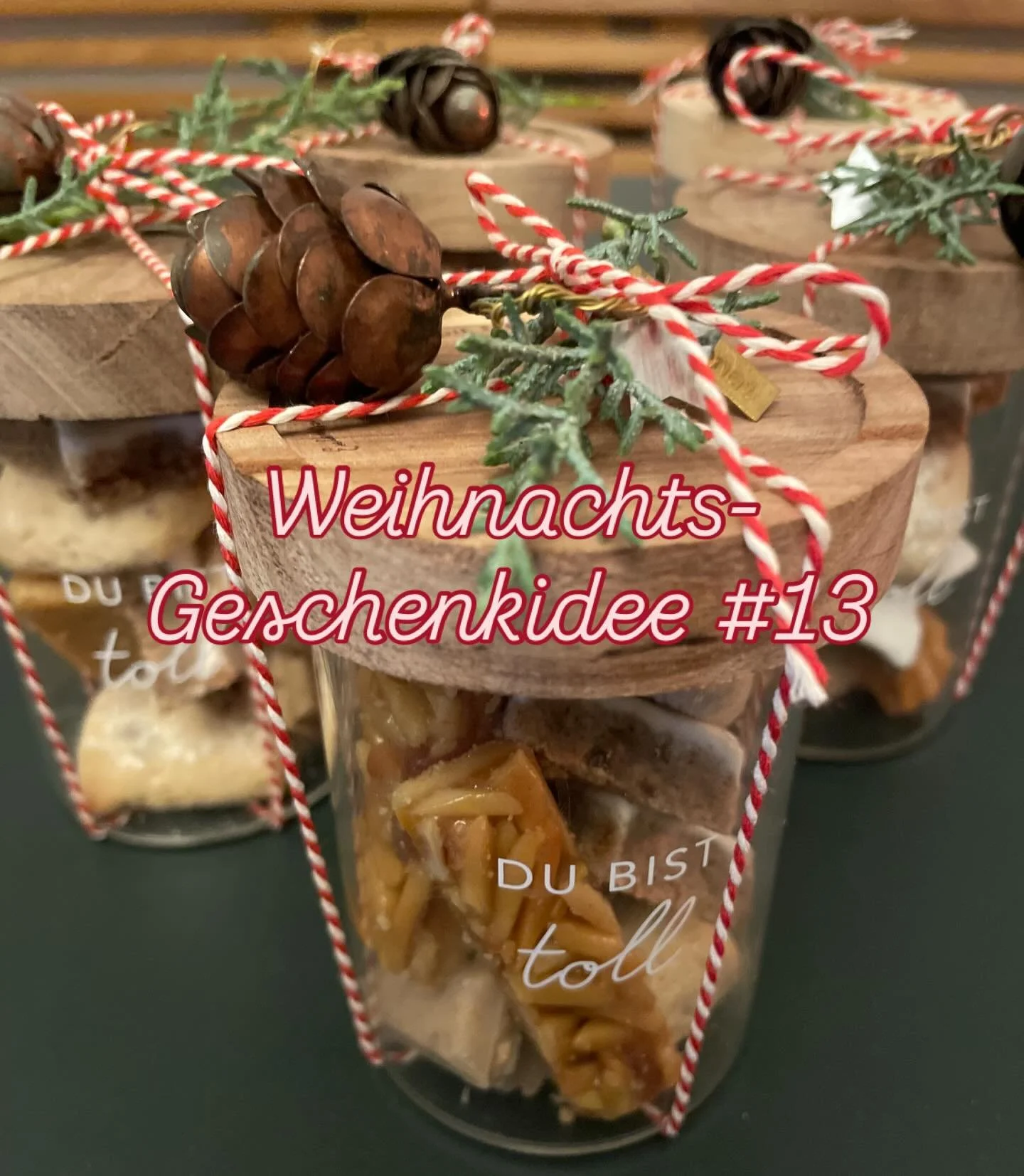 Geschenkidee #13 

Wenn s&uuml;&szlig;e Kleinigkeiten zu Herzensgeschenken werden..❤️🎁 Liebevoll gef&uuml;llt, mit etwas Gr&uuml;n, einem h&uuml;bschen Anh&auml;nger sowie einer sch&ouml;nen Schleife, sind die kleinen Vorratsgl&auml;ser von @eulensc