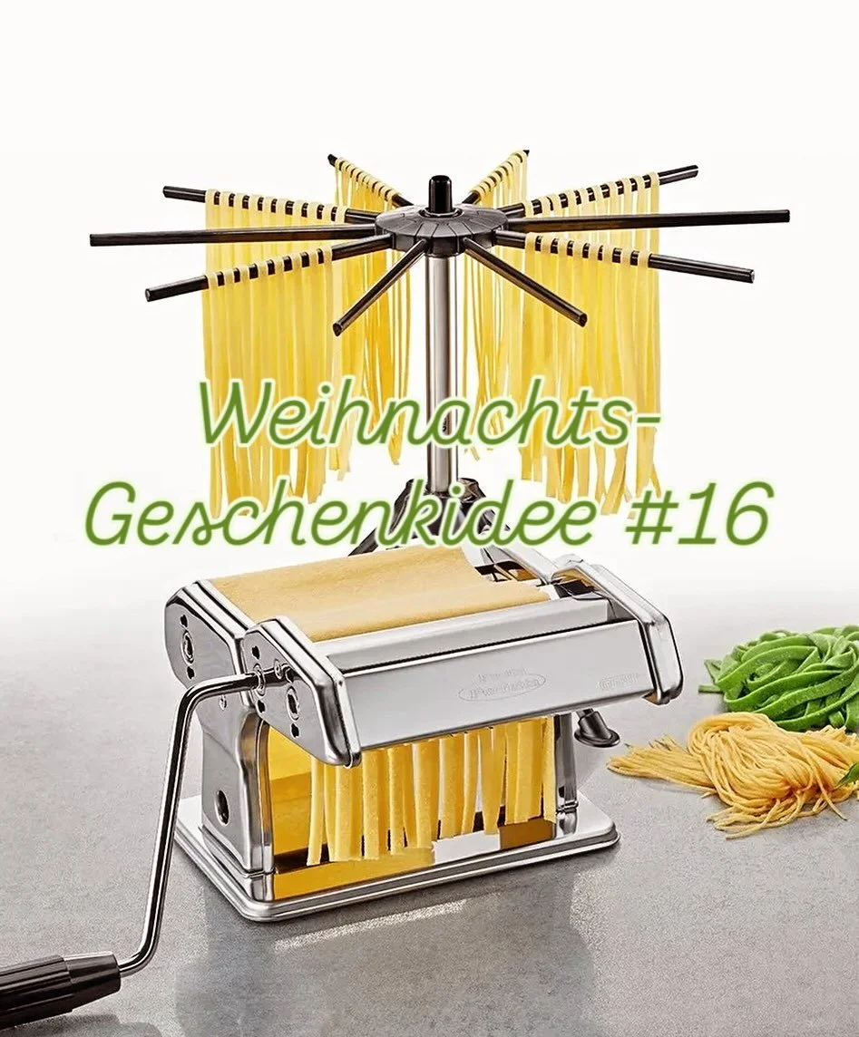 Geschenkidee #16 

Mit einer Pastamaschine von @gefu l&auml;sst sich aus wenigen Zutaten im Handumdrehen frische, hausgemachte Pasta zaubern! 🍝👩🏻&zwj;🍳
Ein wunderbares Geschenk f&uuml;r Hobbyk&ouml;che, Pastalover und Genie&szlig;er! 🎁🌲

#gesch