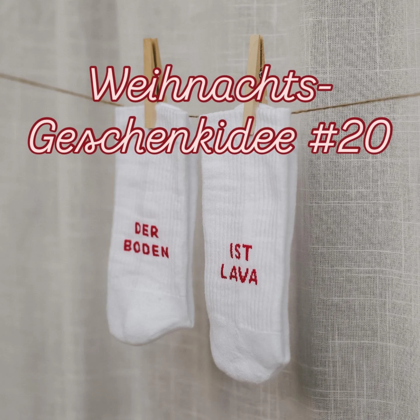 Geschenkidee Nr 20 

Perfekt f&uuml;r alle, die gute Laune verschenken m&ouml;chten: Die Socken von @eulenschnitt . Verschiedene Schriftz&uuml;ge blitzen charmant &uuml;ber den Sneakern hervor und zaubert jedem ein L&auml;cheln ins Gesicht. ❤️✨🌲

#g