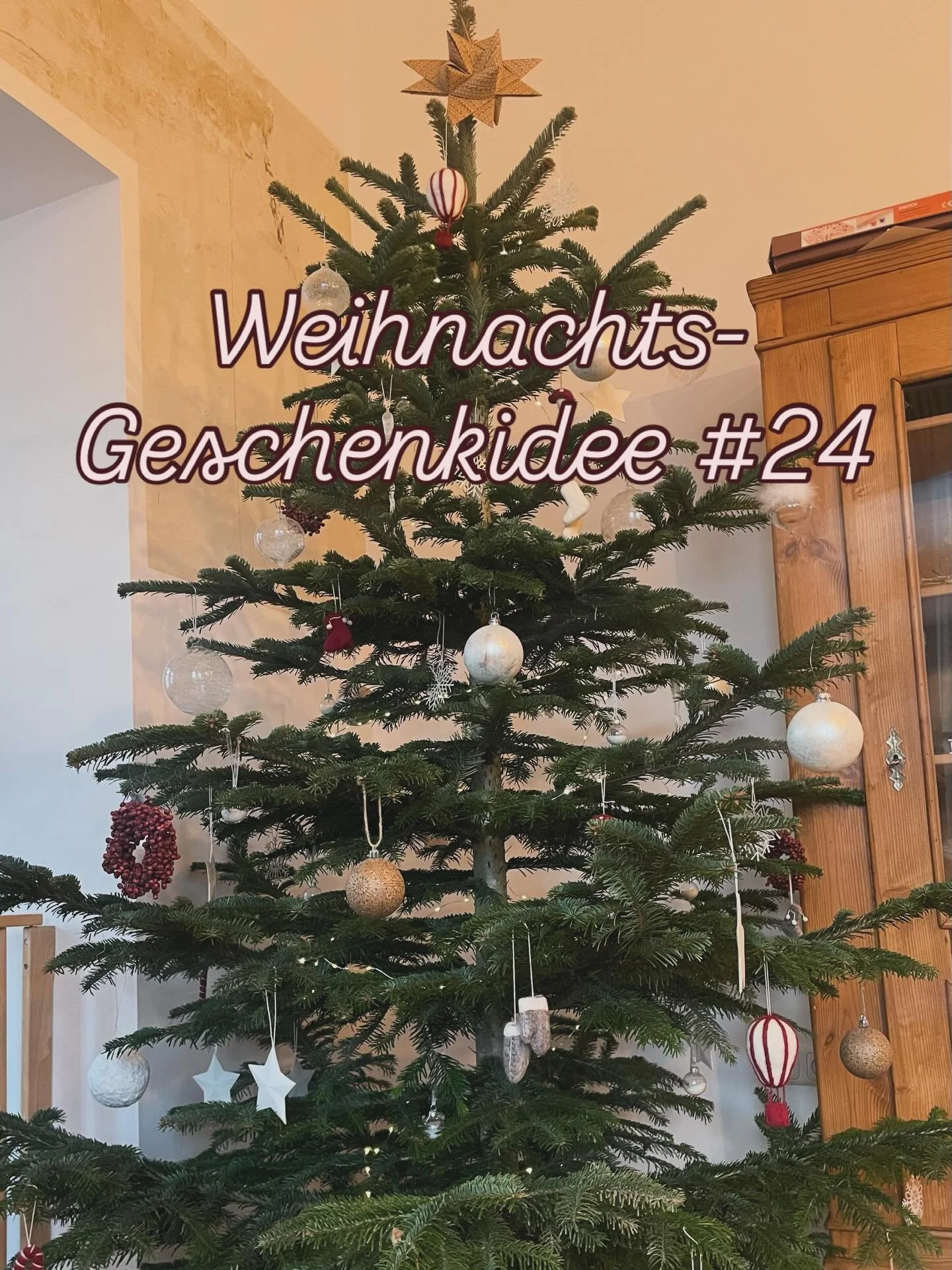 Geschenkidee Nr. 24

Manche Geschenke kann man nicht einpacken.
Sie rascheln nicht, glitzern nicht und passen in keine Schachtel und doch sind sie die wertvollsten von allen..

Zu Weihnachten laden wir euch ein, nicht nur Dinge zu verschenken, sonder