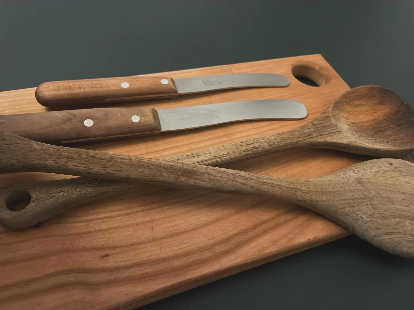 Meine liebsten K&uuml;chenutensilien.. 👩🏻&zwj;🍳😍 dass sie jeden Tag im Einsatz sind, sieht man ihnen auch an: das Holz ist grau und spr&ouml;de. Zwischen den Fingern f&uuml;hlen sich die L&ouml;ffel und Messer rau an. Ohne Pflege werden Bretter, 