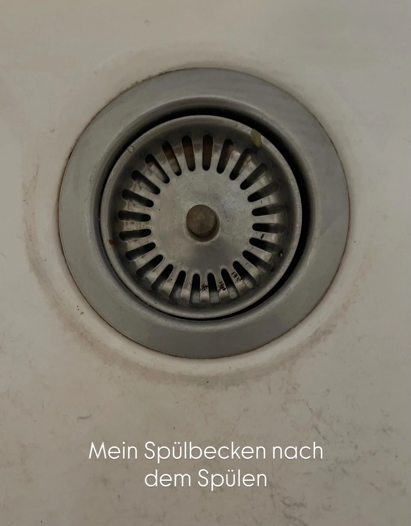 Mein Sp&uuml;lbecken sieht im Alltag schnell so aus wie auf dem ersten Foto! 📸👀

➡️ Kennst du den Anblick? Hast du solche grauen Striemen vielleicht auch im Sp&uuml;lbecken oder auf deinen Tellern und &auml;rgerst dich dar&uuml;ber? 

💬 Die Striem