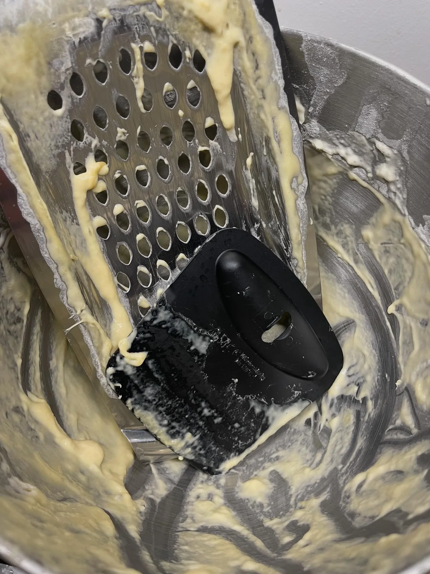 Die Realit&auml;t nach dem Zubereiten von Sp&auml;tzle: 
Super klebrige Teigreste - an den H&auml;nden, in der Sch&uuml;ssel, an der Reibe! Und niemand hat Lust zu schrubben&hellip; 🫣🧼👎🏻

📸 👀 Auf Bild 2,3 + 4 siehst du, wie ich alles noch vor d