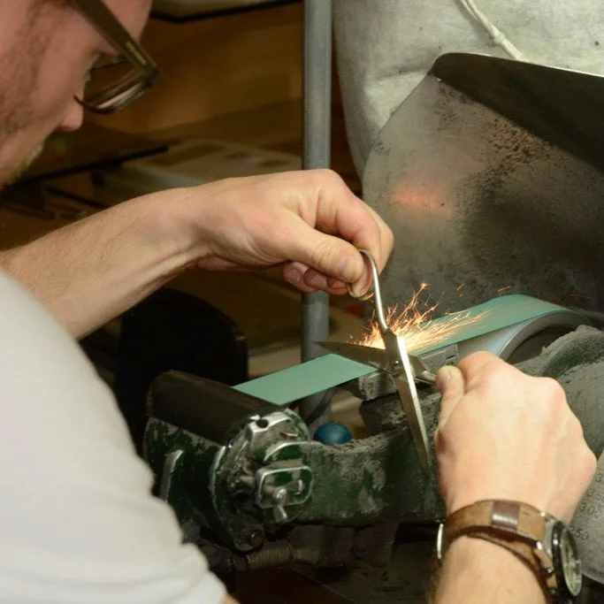 ✂️🔪 Zeit f&uuml;r neue Sch&auml;rfe!

Vom 5.&ndash;8. Mai ist unser Messerschleifer Martin Meuter wieder bei uns im Laden!

➡️ Habt ihr stumpfe Messer, Scheren oder andere Schneidwaren zu Hause? Bringt sie vorbei und holt sie scharf wieder ab! 

⚠️?