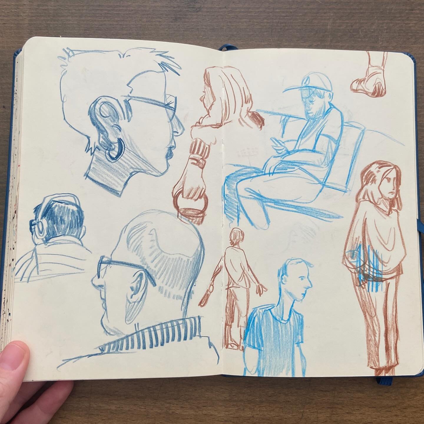 I like to draw while waiting for the plane ✈️