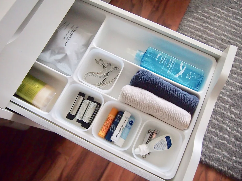 Alex引き出しの中がキレイに整理 ２４９円で買えるikeaのstodjaカトラリートレイが使える りすと私と暮らし