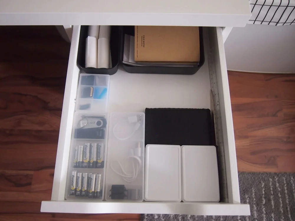 Pcデスクの引き出しを整理 Seria セリア の仕切り付き収納用品が使える りすと私と暮らし