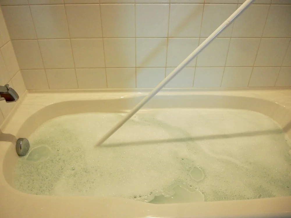 楽ちん浴槽のオキシ漬け 汚れたバスグッズも入れて一気にお風呂掃除完了 りすと私と暮らし