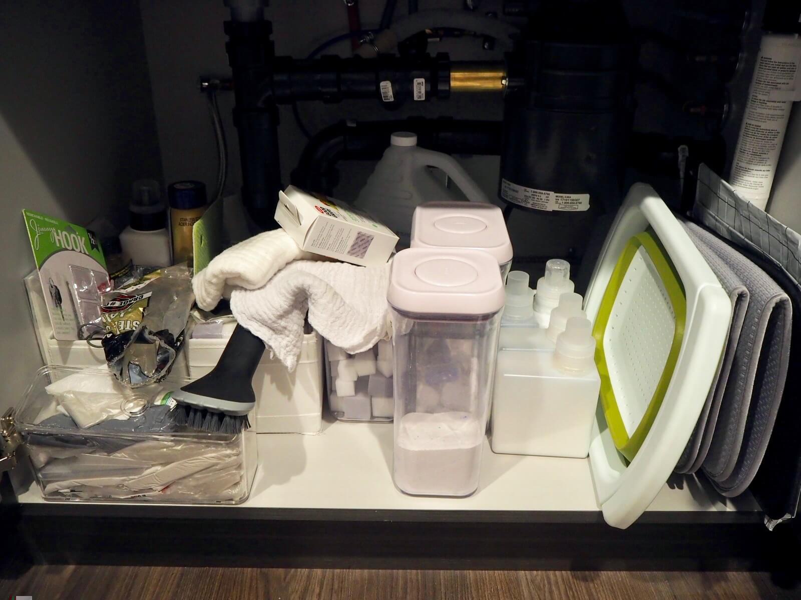 キッチンシンク下収納の見直し！突っ張り棒をつけて引っ掛け収納がやっぱり便利。