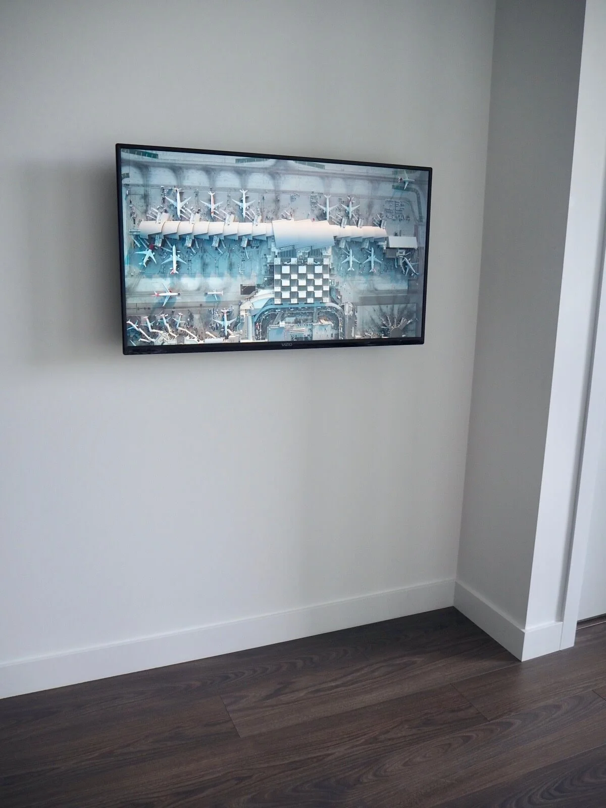 コストコで新しく買い替えた家電はリビングの壁にスッキリ壁掛け！