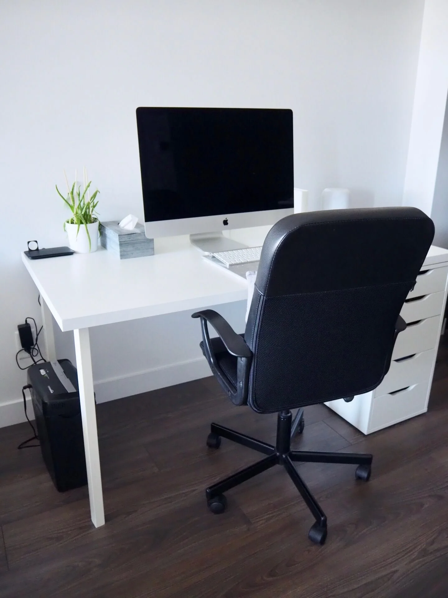 デスク周りのコードや生活感が出るモノ。100均アイテムや死角を使ってキレイに隠す！