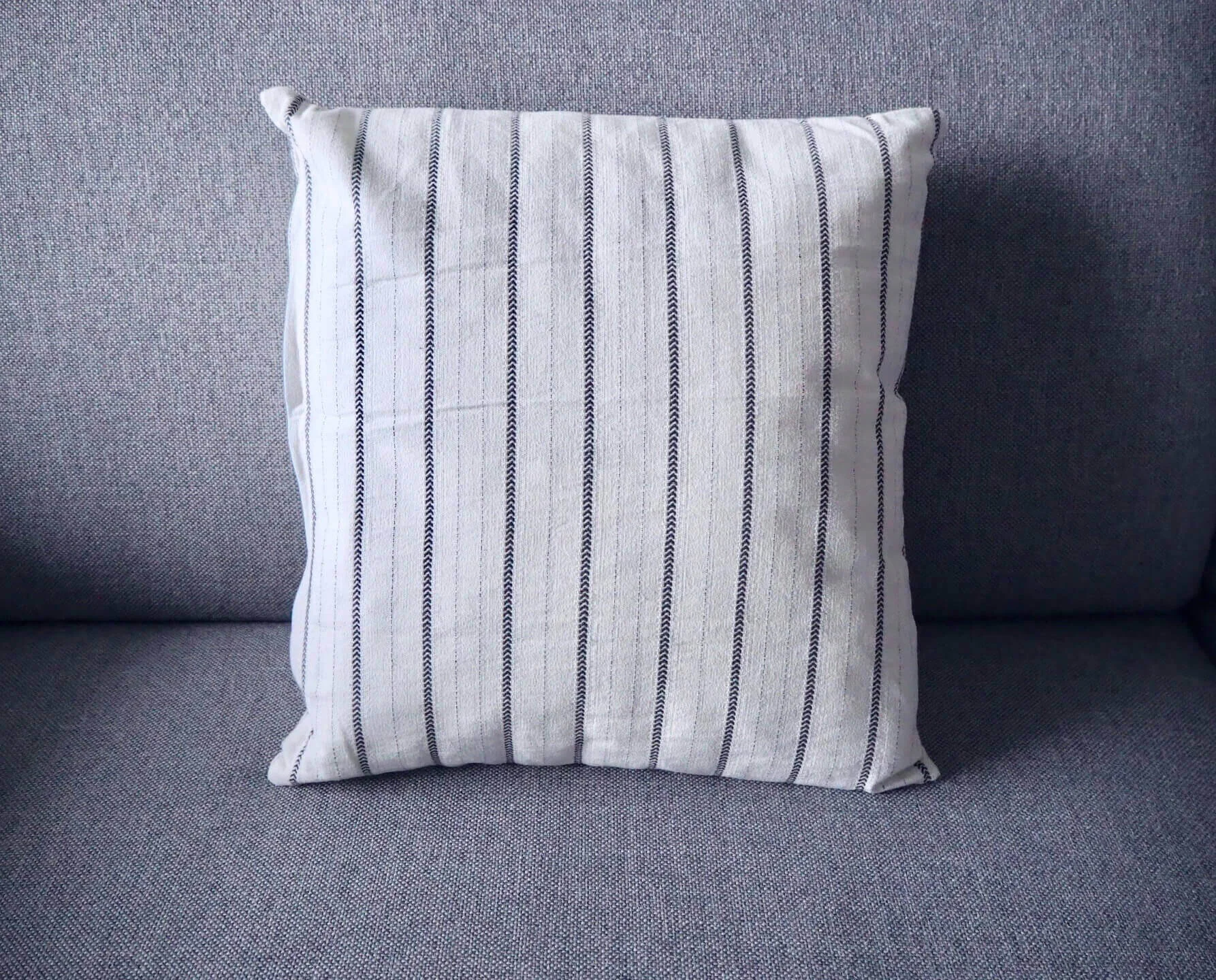 IKEAの40cm ＆ 40×60cmのクッションカバーで寝室の簡単模様替え！
