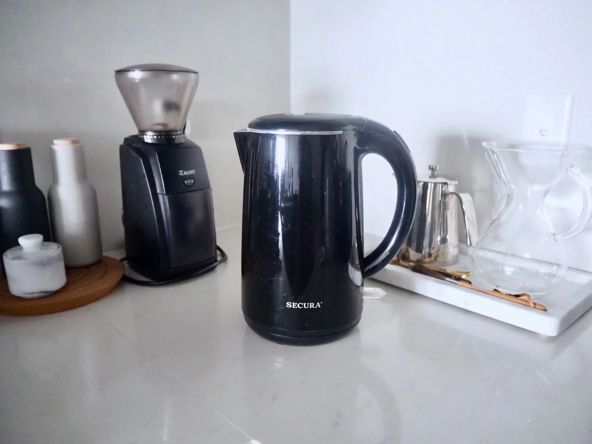 電気ケトルの中がカルキで真っ白！身近な万能アイテムで超簡単にキレイにしちゃいます。