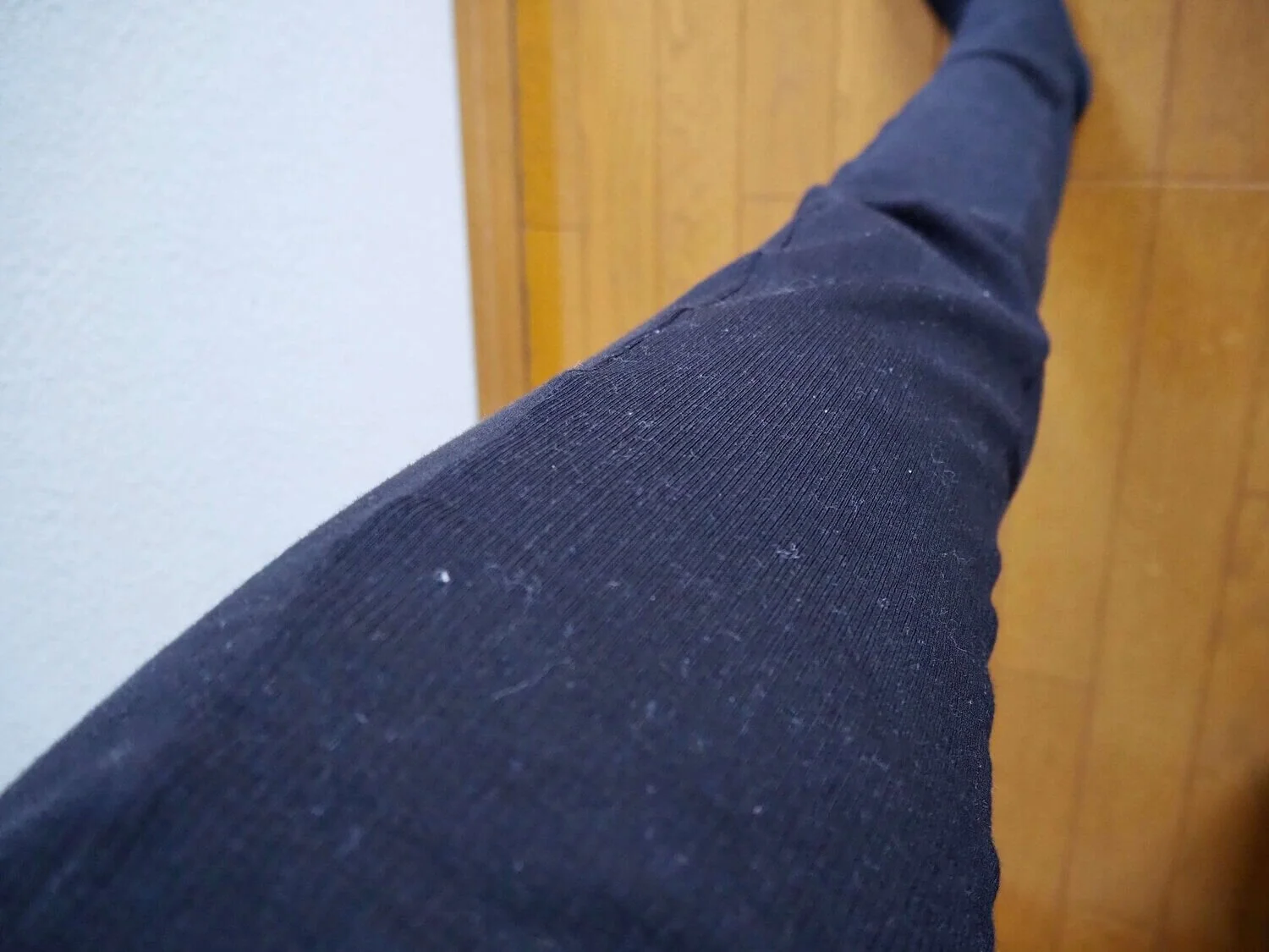 黒い服につくホコリって目立つ!!買ってみた洋服用埃とりが使いやすくてオススメ! — りすと私と暮らし。 黒い服につくホコリって目立つ!!買ってみた洋服用埃とりが使いやすくてオススメ! — りすと私と暮らし。