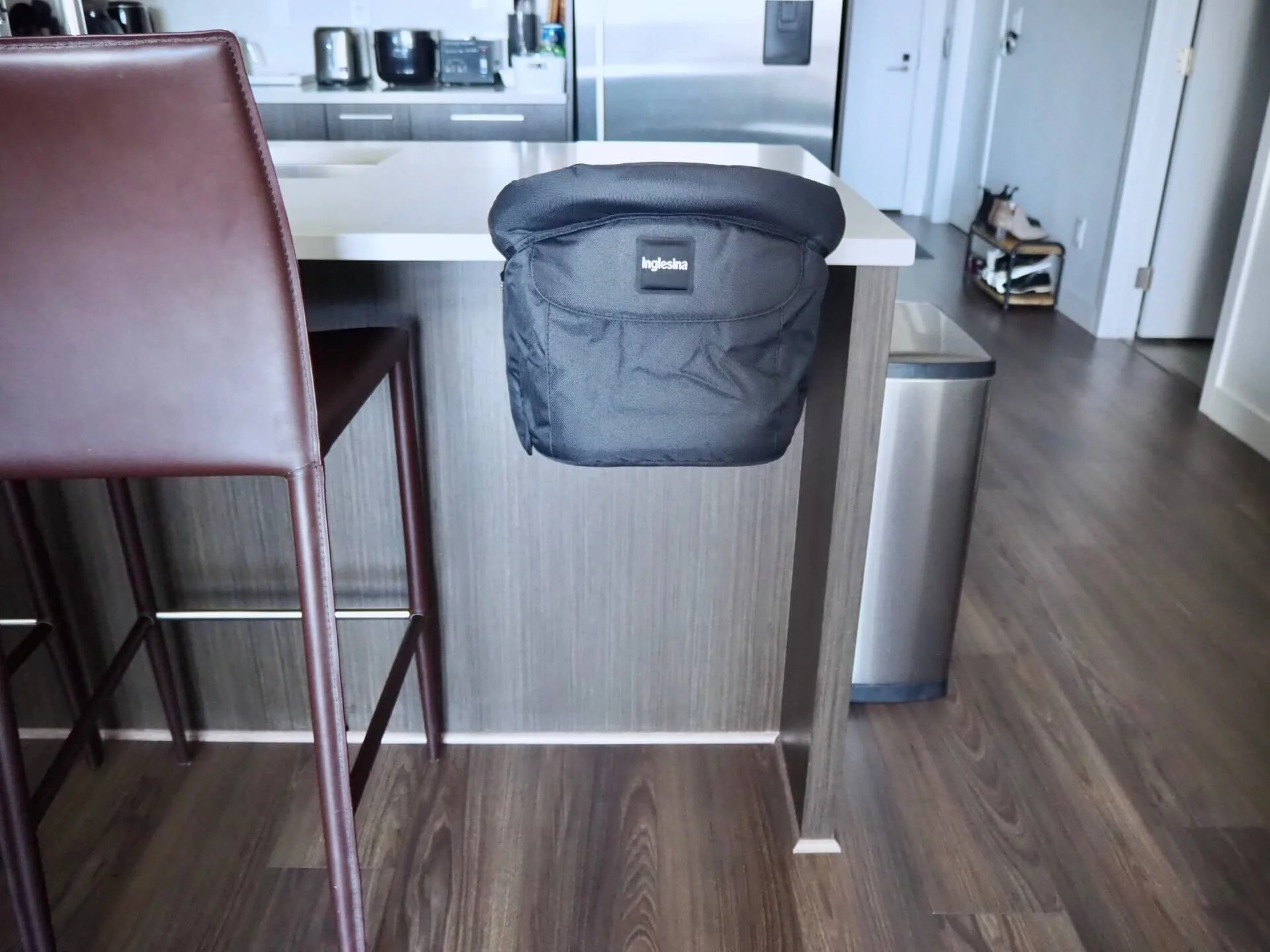 キッチンカウンターがダイニングテーブルと兼用のわが家。娘の椅子はテーブルチェアに。