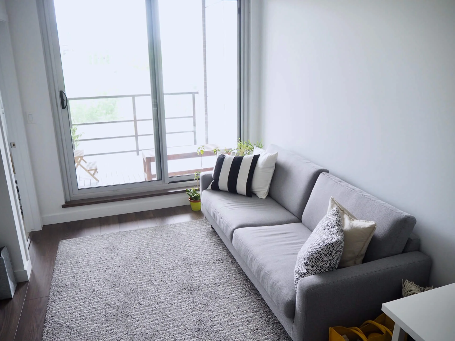 IKEAの人気商品で床掃除が超楽になった！リビングの植物収納法を改善！