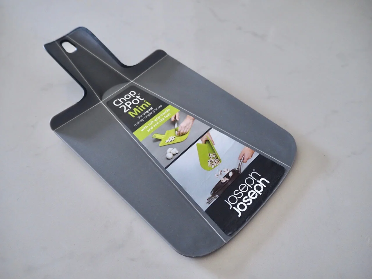 折り曲がるまな板がおもしろい！ジョゼフジョゼフとダイソーのミニまな板を比較。