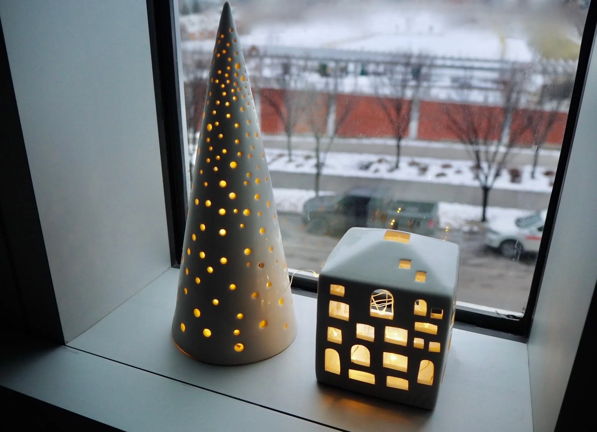 IKEAのタイマー内蔵LEDライトが便利。ツリーも出して部屋中クリスマス気分のわが家。