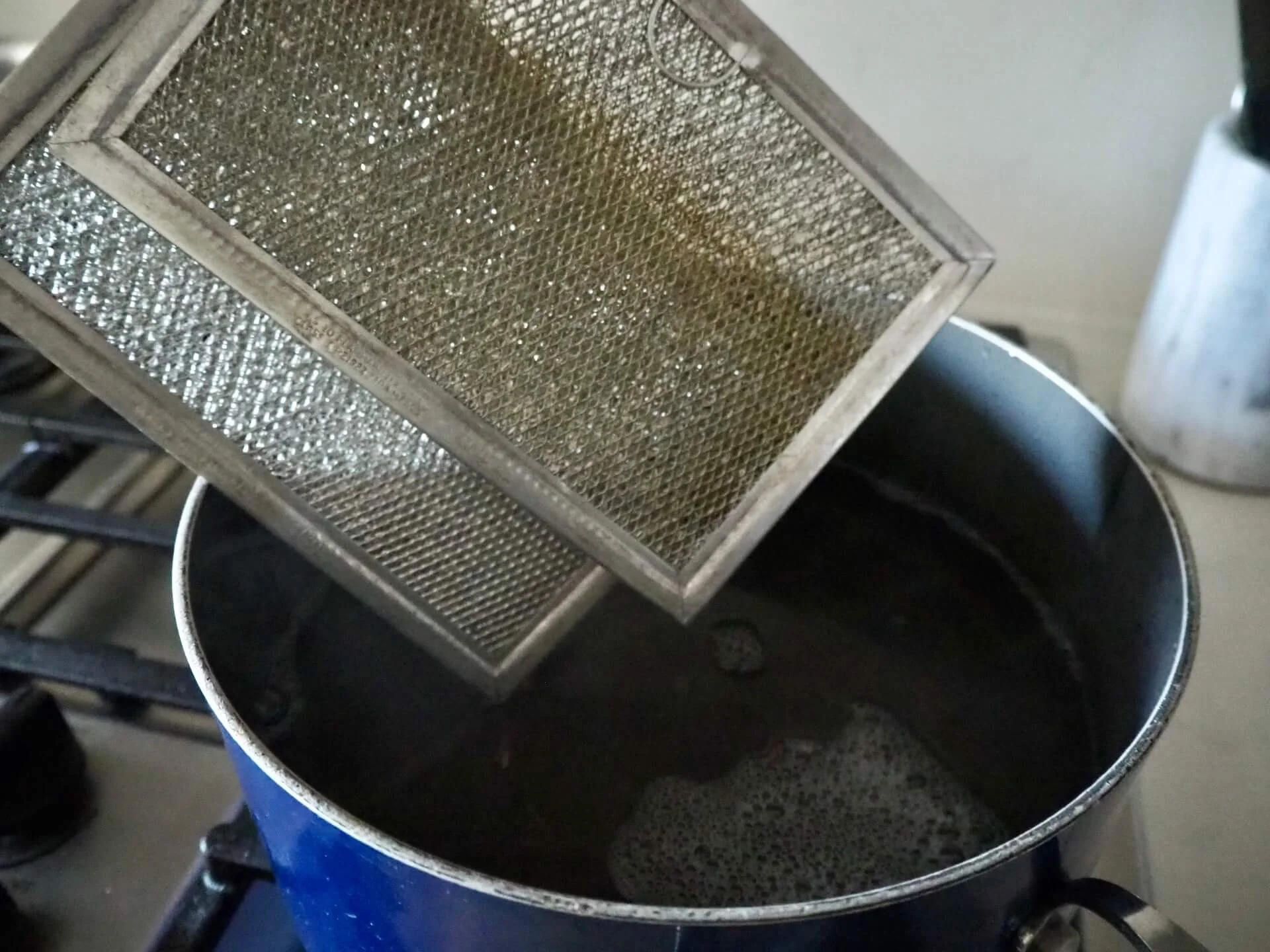 アルミ素材の換気扇フィルターの掃除。家にあるアレを使ってみた結果。