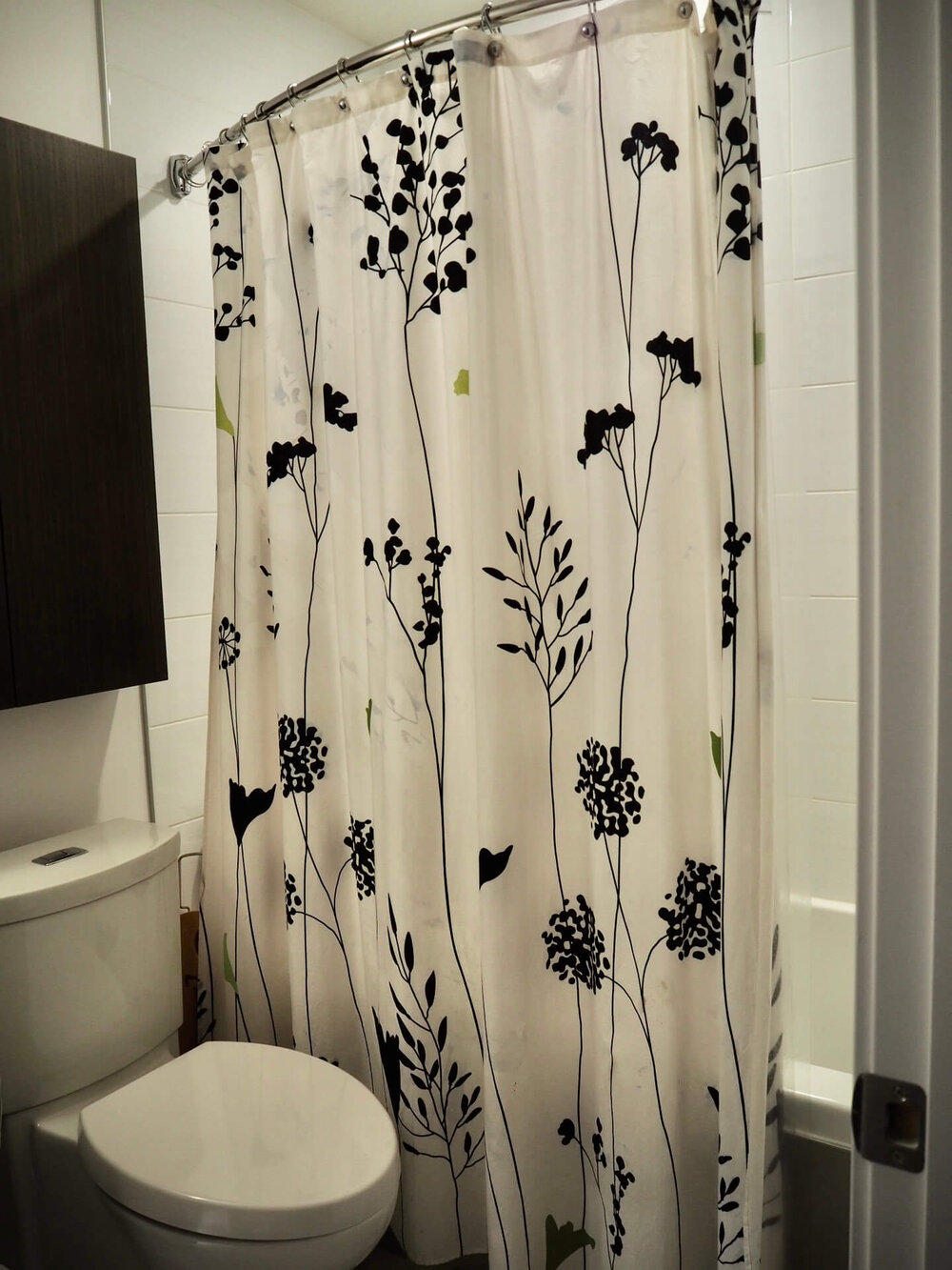 5年愛用したシャワーカーテンを一新！浴室の雰囲気 ガラッと変わりました。 — りすと私と暮らし。
