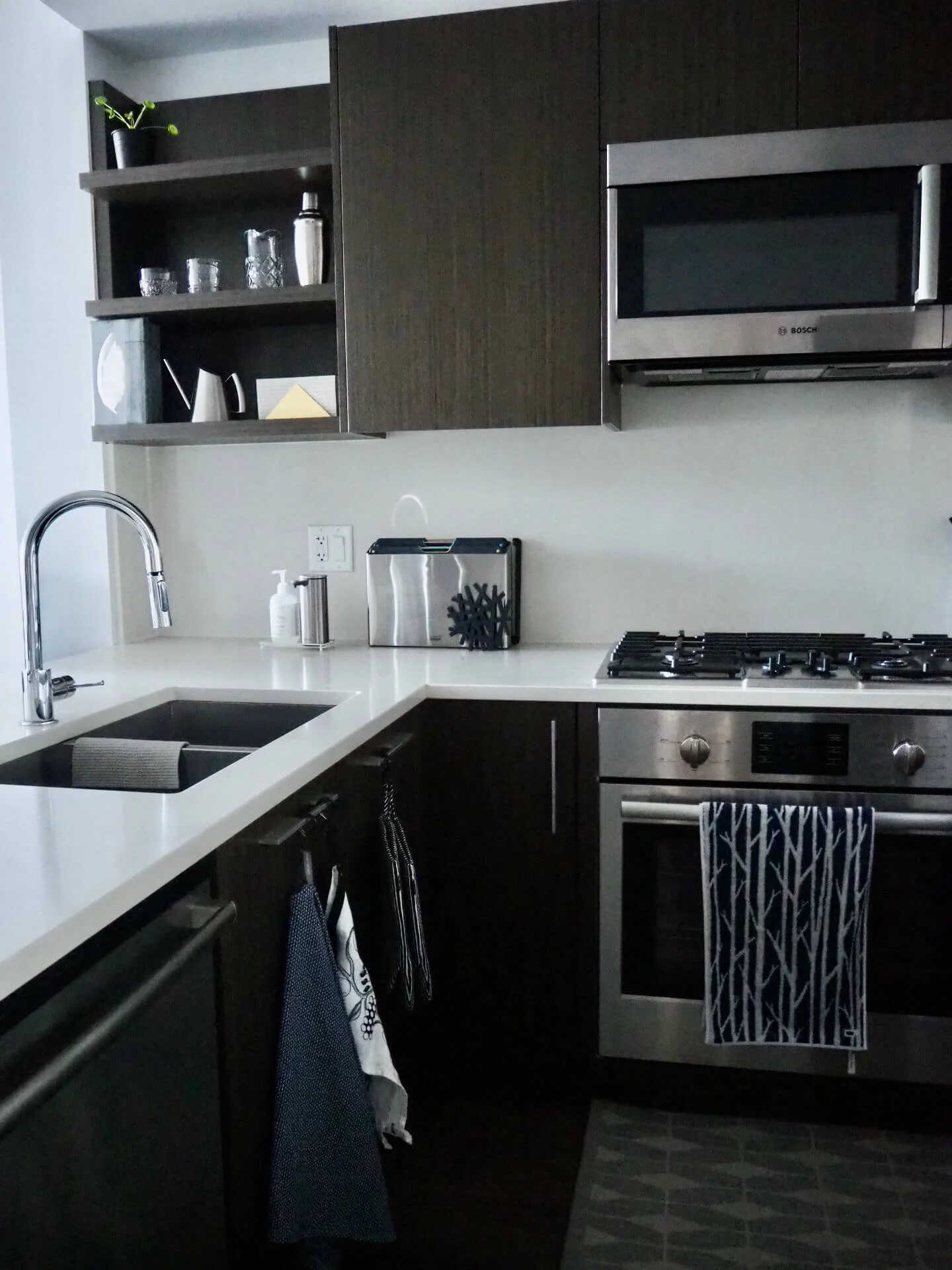 食器棚の見直し。"使いやすい"を重視するように&amp;人気IKEAプラ食器の収納方法