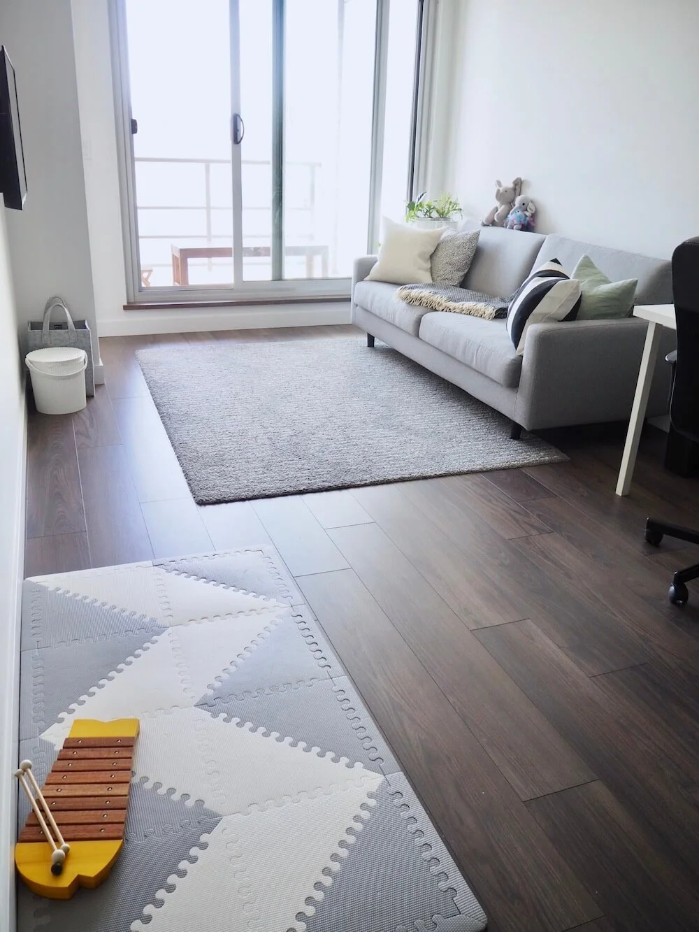 「床に物を置かない」は掃除が楽。リビングに当たり前にあった"アレ"を片付けスッキリ。