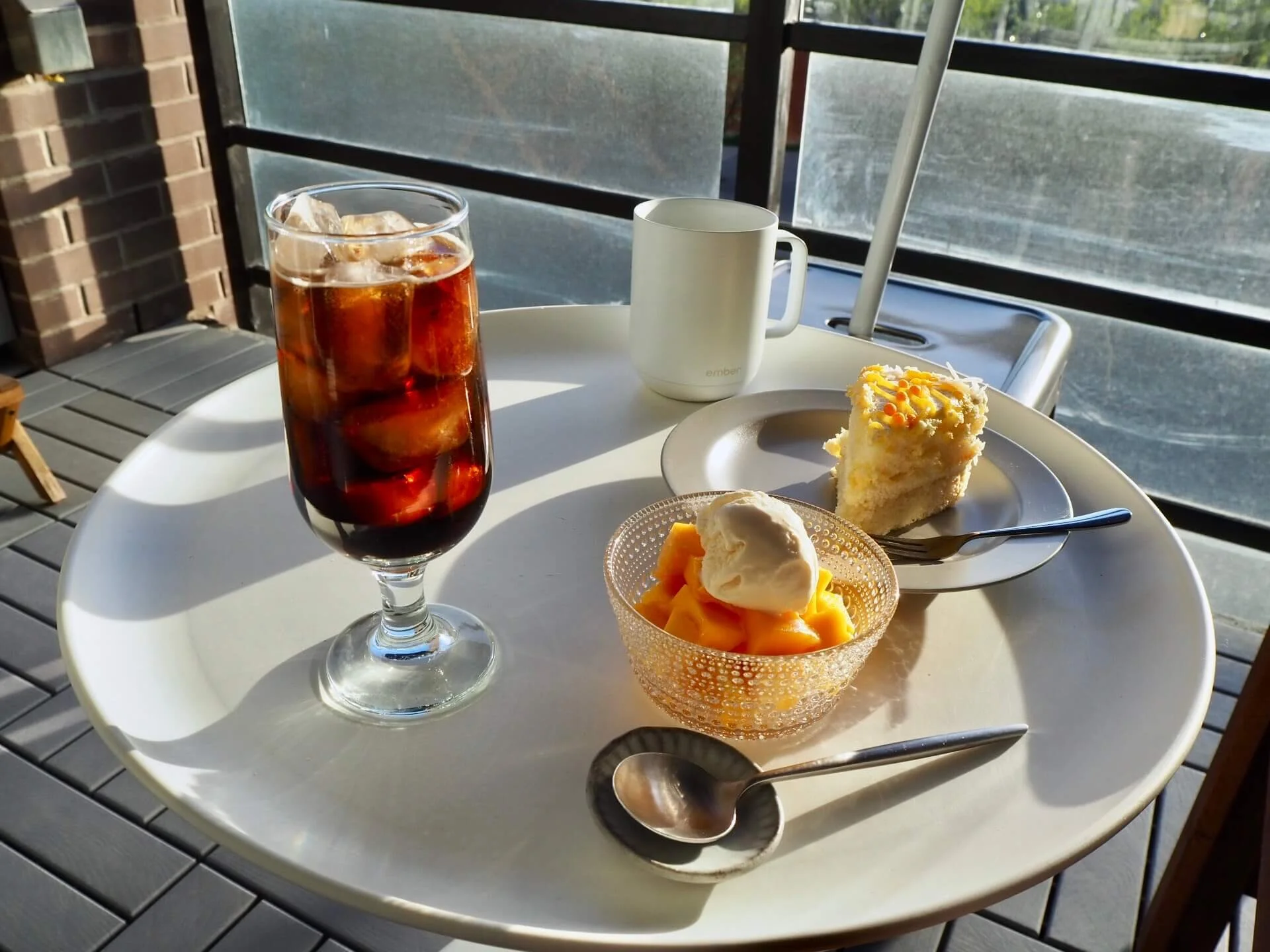 バルコニーでおうちカフェ。西日がすごいのでガーデンパラソル設置してみた。