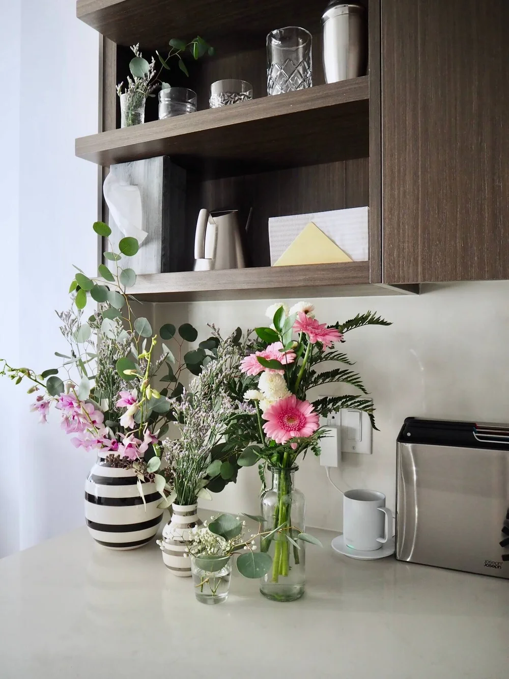 急ピッチでキッチンリセット 花とグリーンに囲まれたキッチン全景 りすと私と暮らし