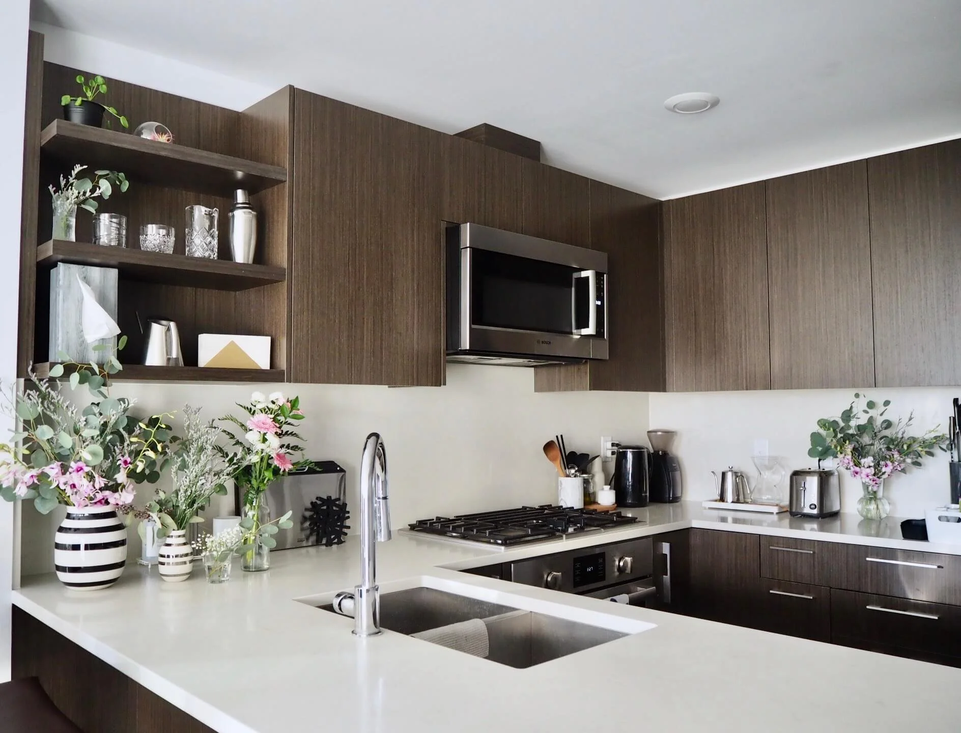 急ピッチでキッチンリセット。花とグリーンに囲まれたキッチン全景。