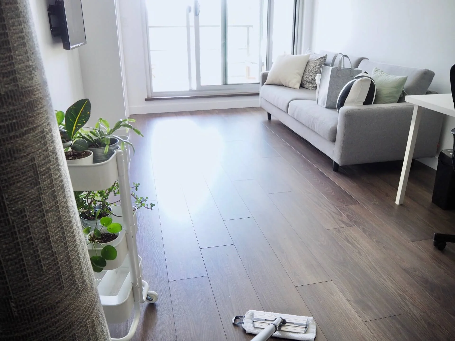 リビングのリセット。愛用モップで水拭き、キレイさっぱり大満足。