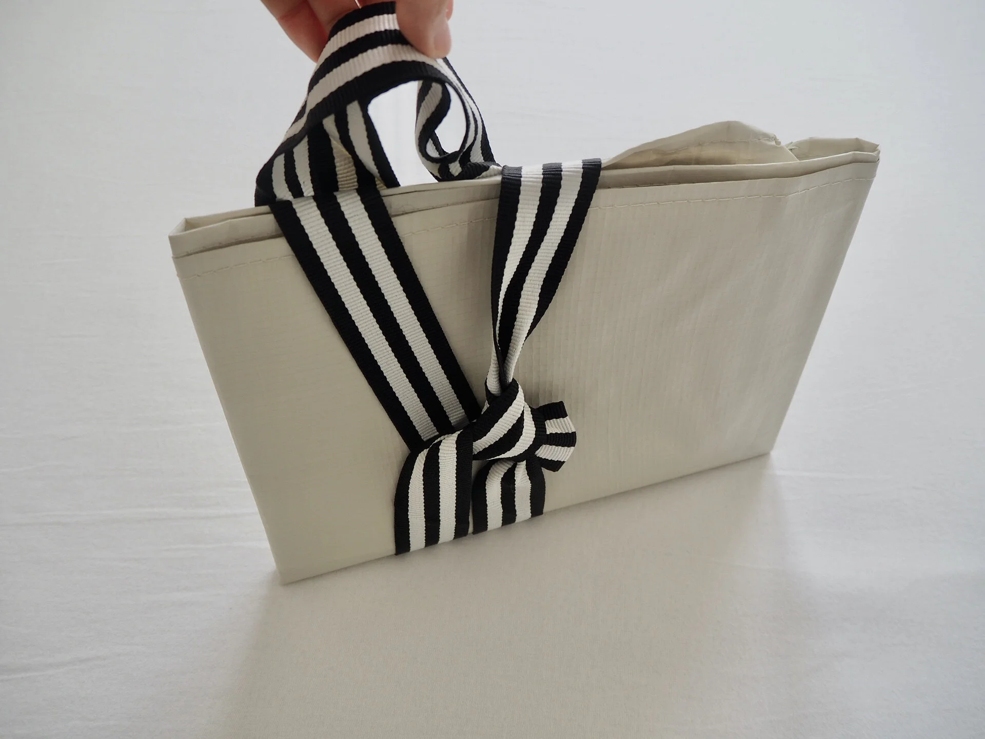 IKEAの大きなバッグをスッキリたたむ方法。収納 持ち運びしやすい！