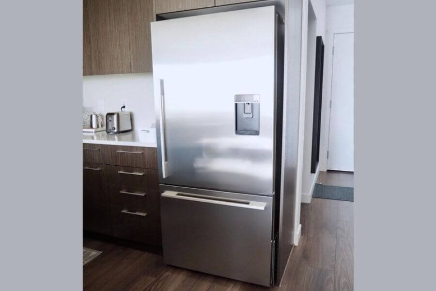 女性1人で意外と動かせる冷蔵庫。ホコリがたまりやすい裏を掃除。