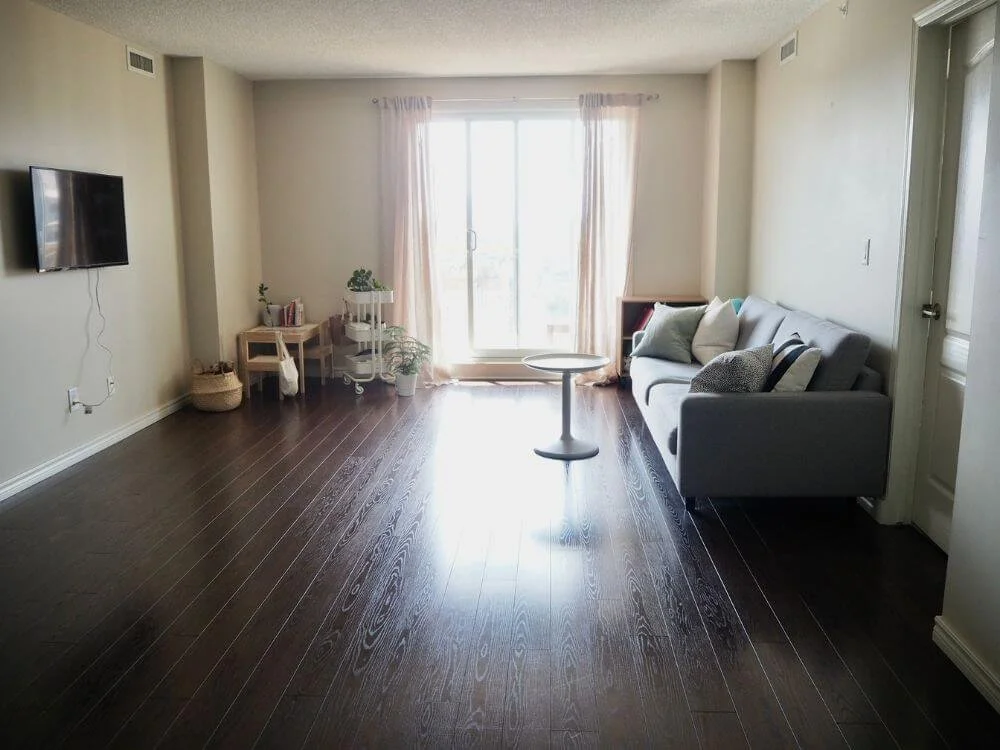 今のリビング全景。二転三転してやっと床のリノべが始まる！