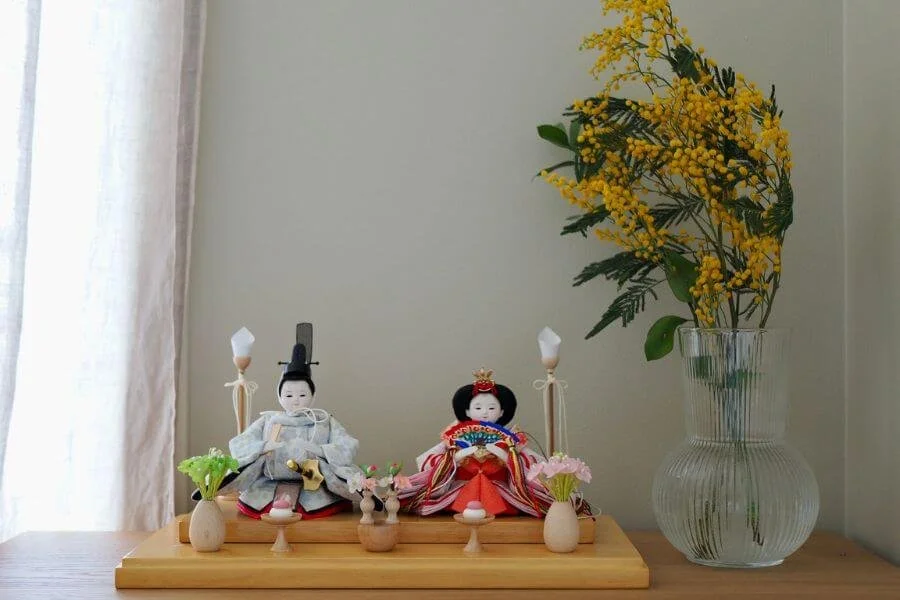 春先取りのお花とおひなさまを飾ったリビングインテリア
