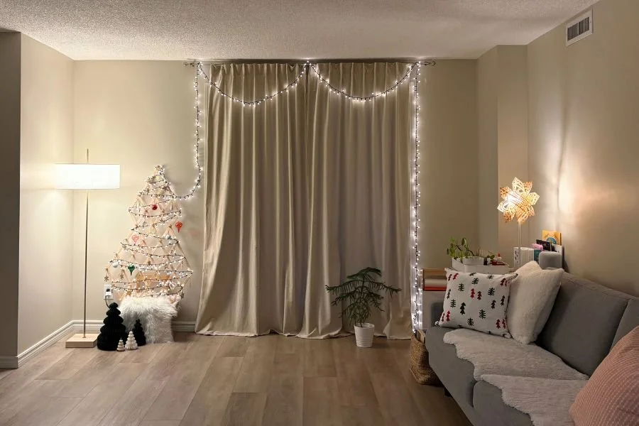 IKEAのウォールデコレーションをツリー風にアレンジ！今年のクリスマス飾り