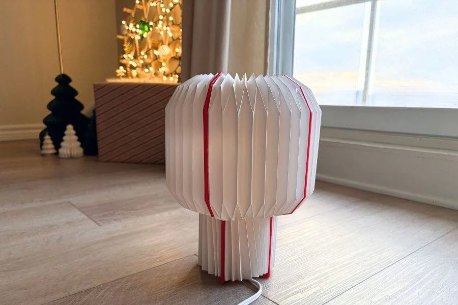 IKEAのストローラが素敵！紅白で正月インテリアにも馴染むテーブルランプ