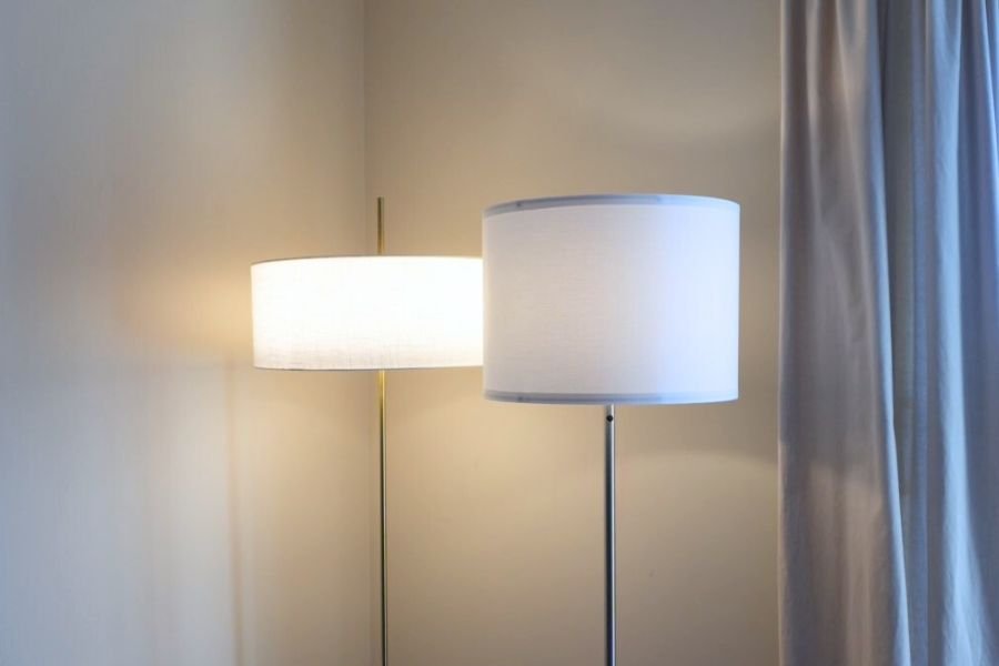 IKEAフロアランプ2つを実際に家で比較。価格・デザイン・使い勝手の