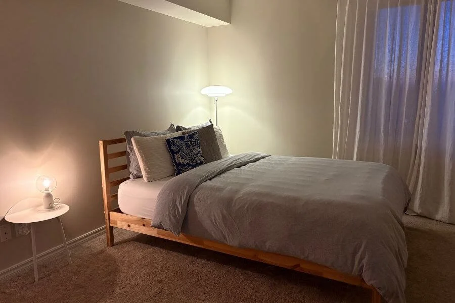 IKEA ストックホルム2025のフロアランプが、リビングに落ち着いた理由