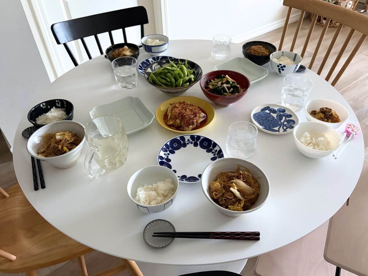 100cmの丸テーブルは5人で使える？実際の来客時のサイズ感レビュー