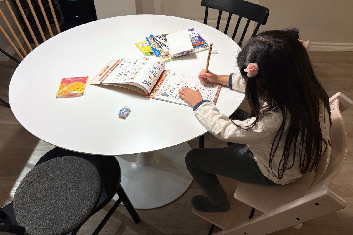 100cmの丸テーブルは小学生でも足りる？サイズの変化とわが家の解決策